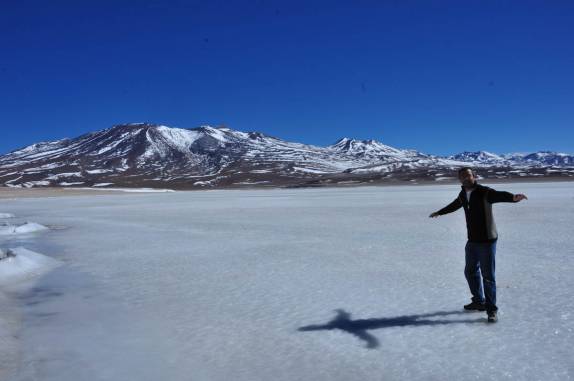 Caminhando sobre o gelo da Laguna Blanca, no caminho para a Laguna Colorada, no sudoeste da Bolívia
